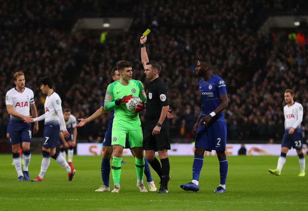 Motivo por el cual el árbitro aprovechó y sacó la tarjeta amarilla al portero español quien impidió que Kane jalara del gatillo.