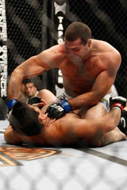 En mayo de 2009, Machida ganó el campeonato de peso semipesado, al derrotar a quien era también invicto Rashad Evans por knockout en el segundo round de la UFC 98. Posteriormente, en mayo del 2010, Machida perdería dicho título al ser noqueado en el primer round de la UFC 113 por Mauricio "Shogun" Rua.