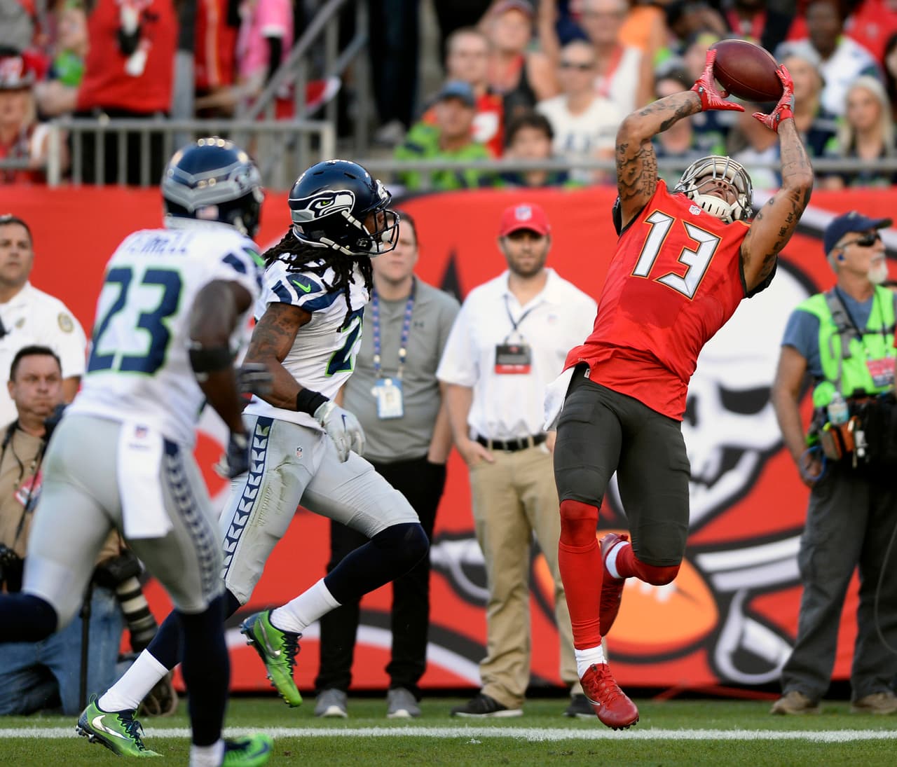 <b>Mike Evans – WR, Tampa Bay Buccaneers</b>
<br>Es quizás hoy en día el receptor que mejor se impone en el emparrillado gracias a su combinación de fuerza, físico e inigualable calidad para recibir el balón. Evans está en su tercera temporada apenas en la NFL y en todas ha superado las 1000 yardas por aire. Este 2016 está en camino a completar su mejor campaña en la liga pues a falta de cinco partido ya tiene 10 anotaciones recibidas, liderando la liga junto a Antonio Brown. El domingo hizo ver mal a uno de los mejores esquineros de la liga, Richard Sherman, con sus 8 recepciones, 104 yardas y dos touchdowns para ayudar a Tampa Bay a vencer a Seattle, en la campanada de la semana.