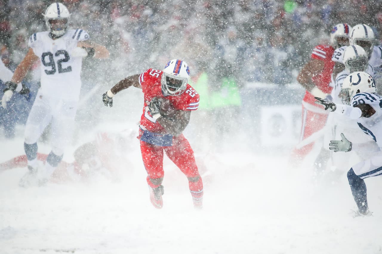 Con una nevada espectacular en el Estadio Ralph Wilson, los Buffalo Bills vencieron 13 - 7 a los Indianapolis Colts en tiempo extra.