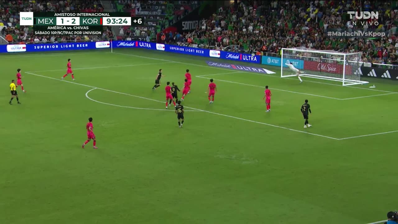 ¡GOL!  anota para México. Santiago Giménez