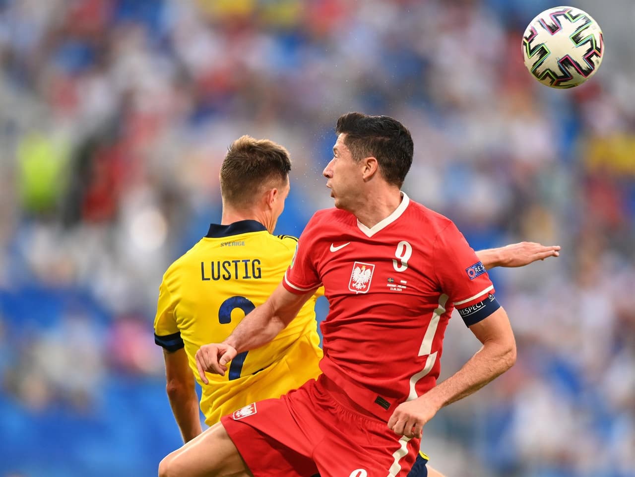 Suecia, de último minuto, derrota a Polonia 3-2 en el Grupo E de la Euro 2020 y califica como primer lugar a Octavos. Emil Forsberg anotó doblete durante el encuentro y Viktor Claesson se encargó de anotar el tercer tanto, mientras que los goles de Robert Lewandowski no le alcanzó a la escuadra polaca y queda fuera de la competencia.