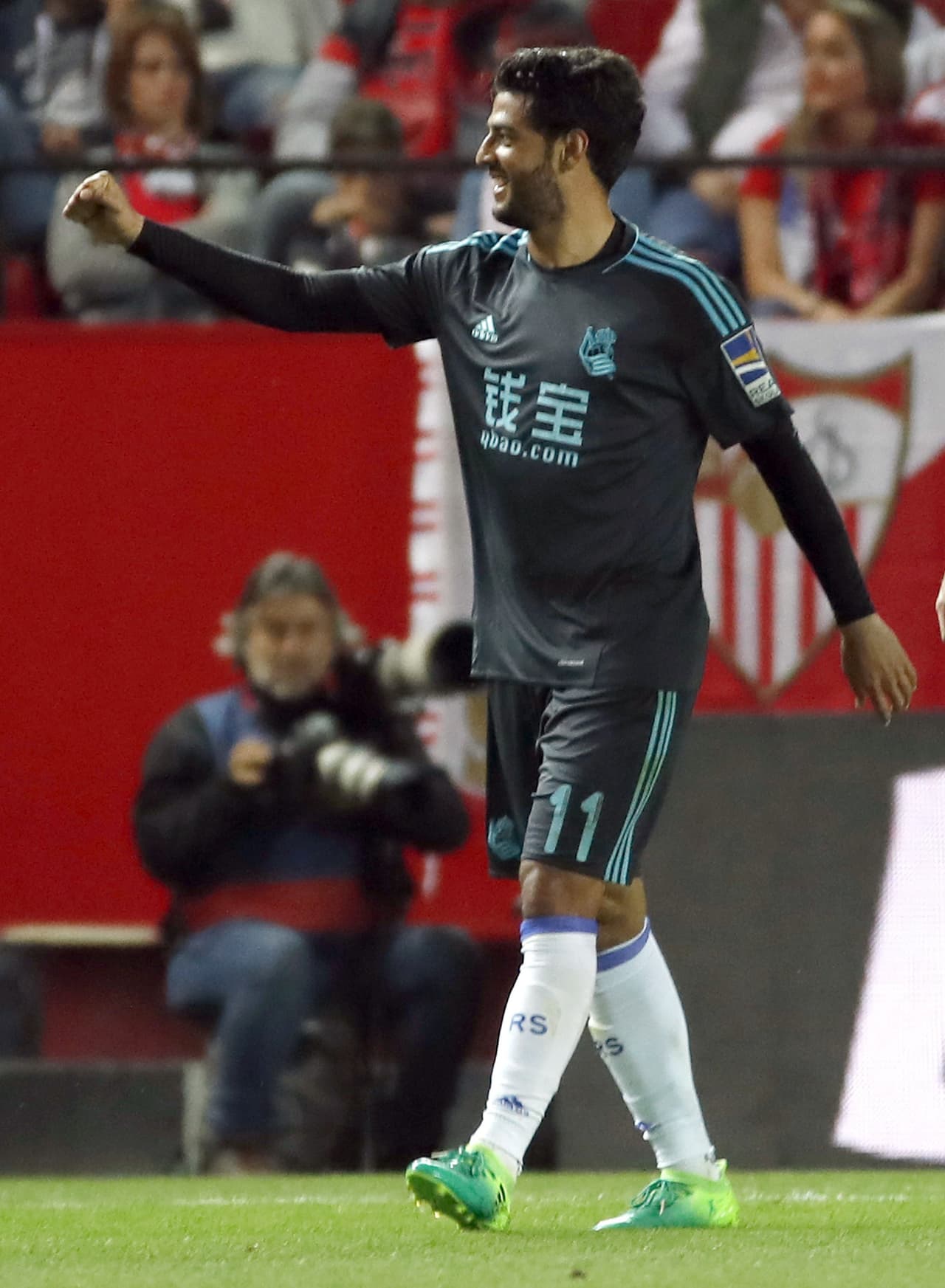 Ya en la segunda parte el equipo que dirige Eusebio Sacristán salió con otra actiud y fue llevando poco a poco al Sevilla hacia su propio arco hasta que en el minuto 61 llegó el gol de Carlos Vela.