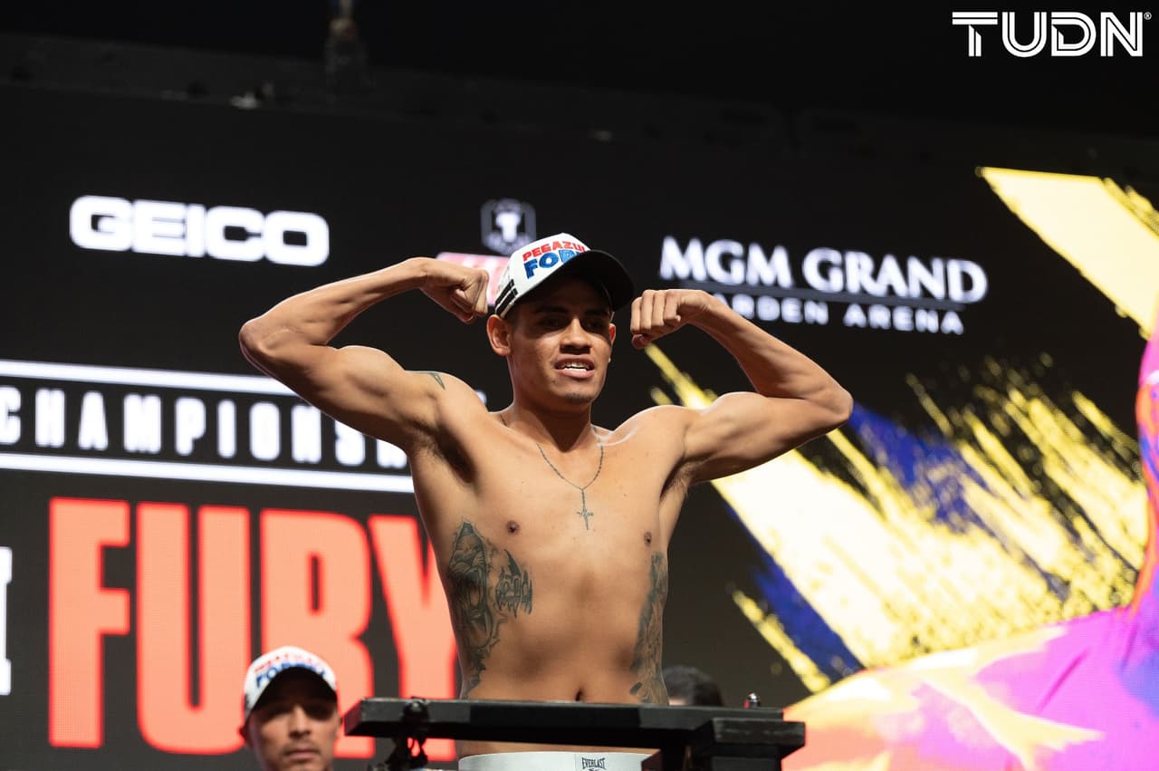 El mexicano ‘Vaquero’ Navarrete y Jeo Santisima cumplieron en la báscula al marcar 122 libras. El pleito es por el cetro mundial supergallo OMB del ‘Vaquero’.