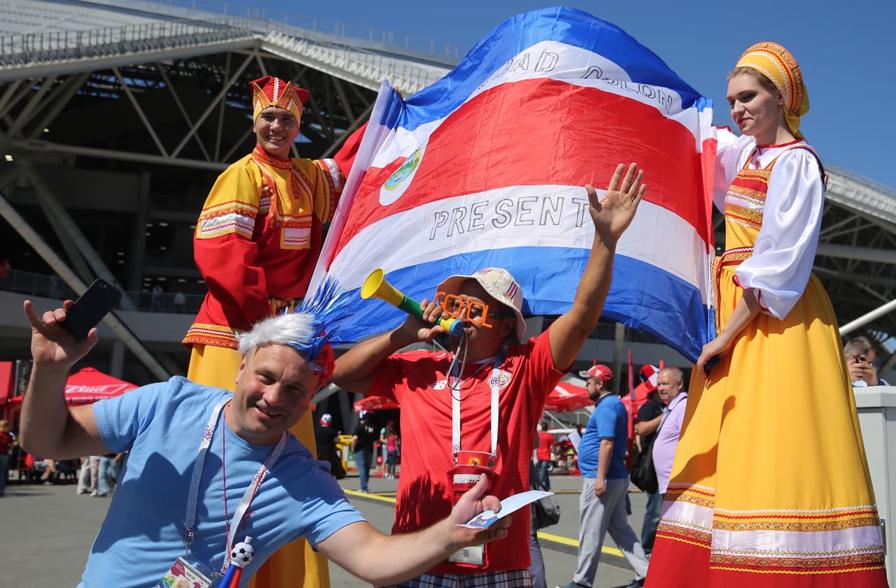 Los seguidores de Costa Rica y de Serbia encendieron con su alegría desde afuera de las canchas el arranque del grupo E del Mundial de Rusia 2018 en Samara, donde empieza la competencia.