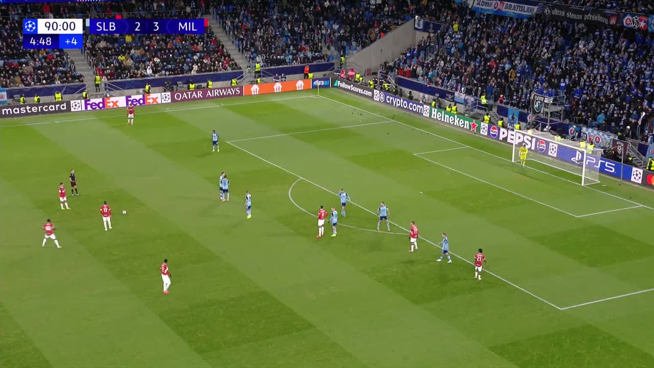 ¡TIRO ATAJADO! disparo por Tijjani Reijnders.