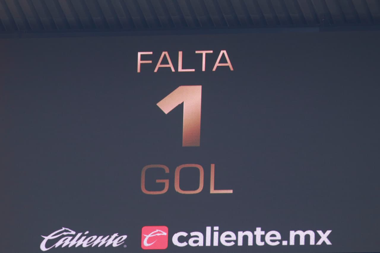 La pantalla del Estadio Azteca anunciando que solo falta un gol para los 10.000 en la historia del inmueble.