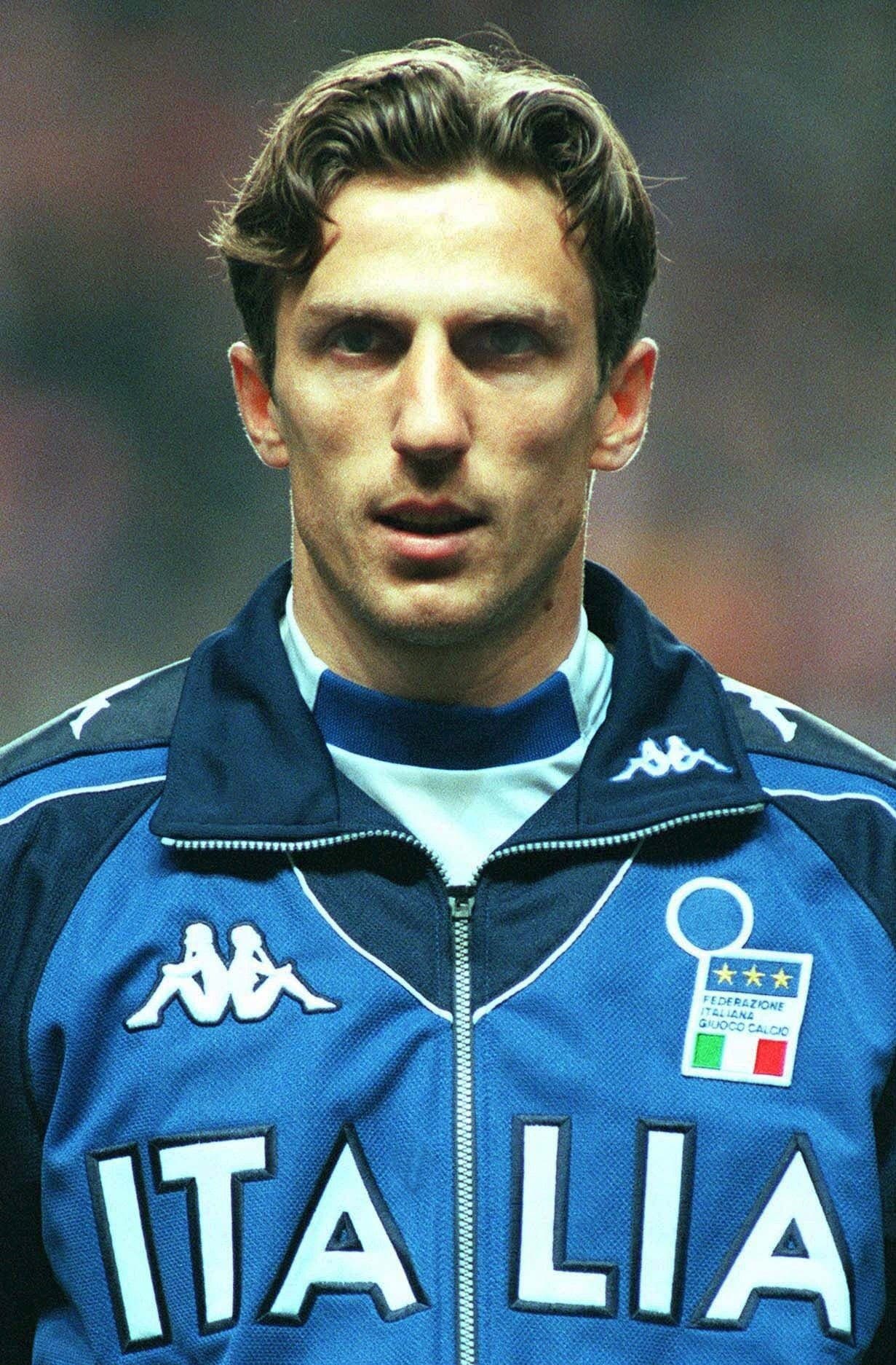 En total jugó 13 veces para la selección italiana, ya que en su posición estaban otros grandes mediocampistas como Antonio Conte y Demetrio Albertini.