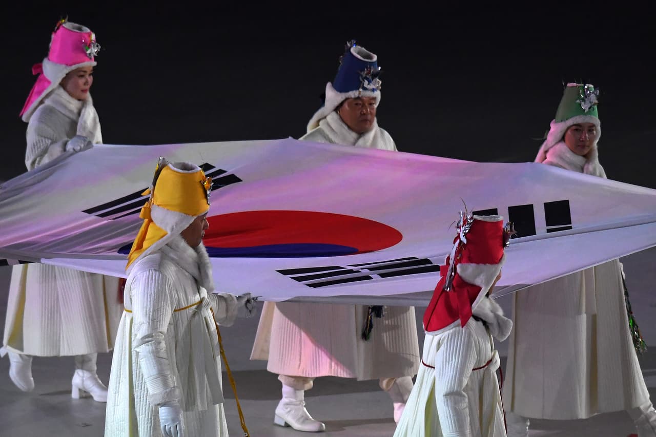 Mientras que en el campo del estadio Olímpico la bandera del país anfitrión se ondeaba en diferentes tamaños dando inicio a la ceremonia.
