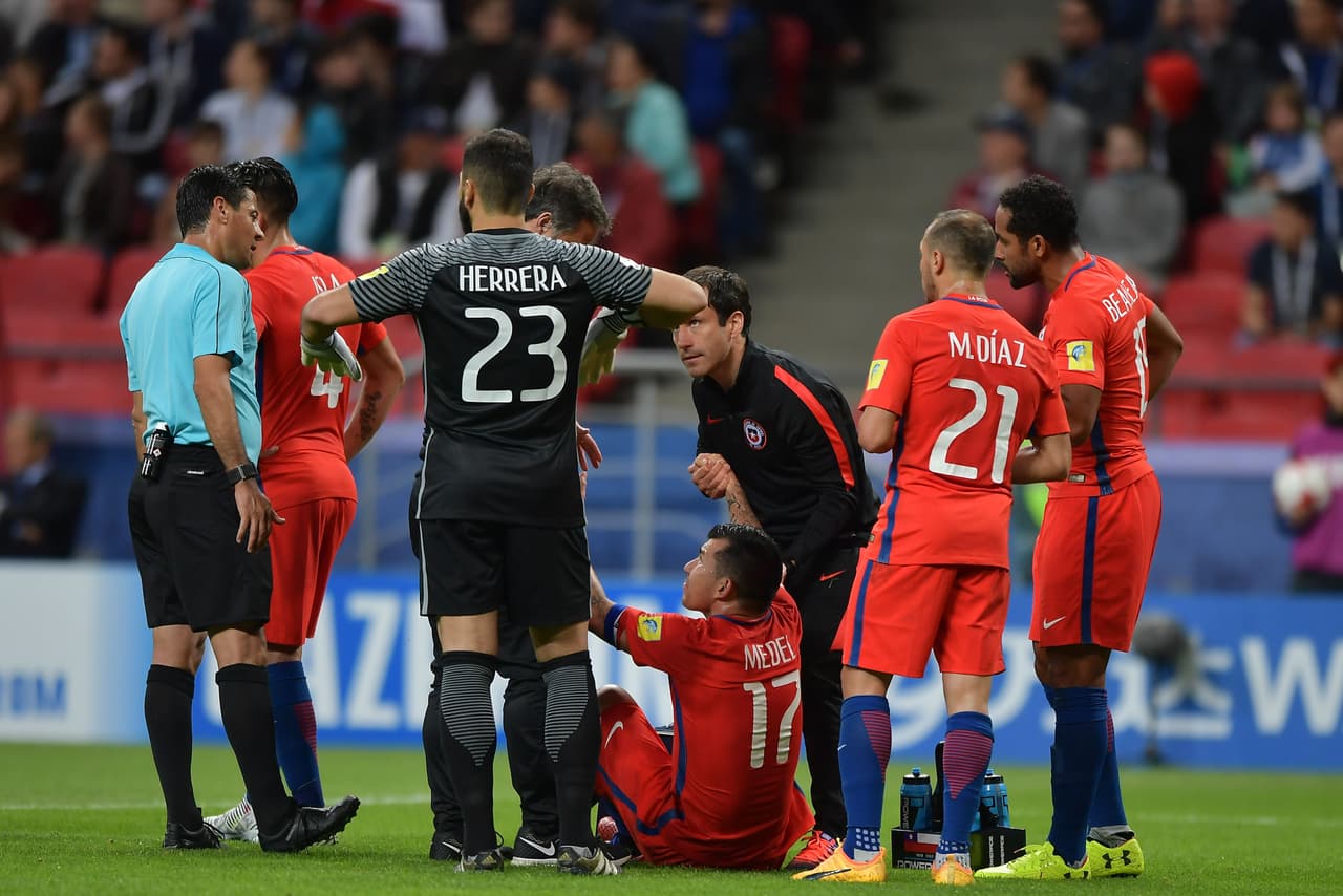 Al minuto 71, producto de la alta exigencia, Gary Medel tuvo que salir sustituido por inconvenientes musculares.