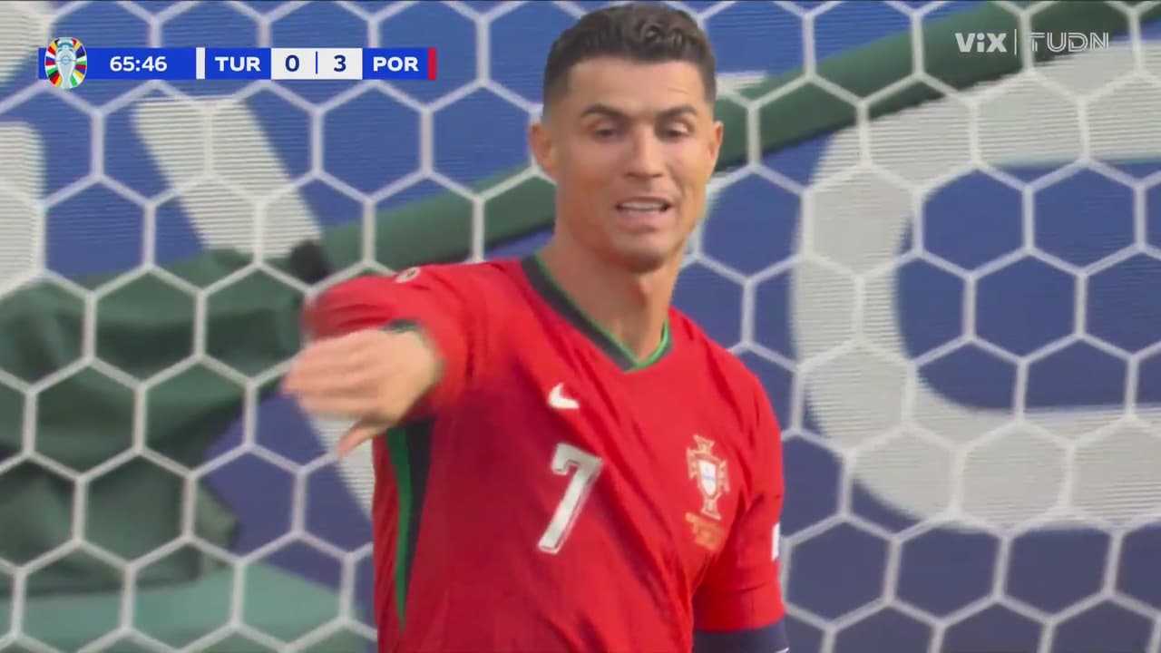 ¡Es humano! Ronaldo se pierde el gol en un cabezazo infame