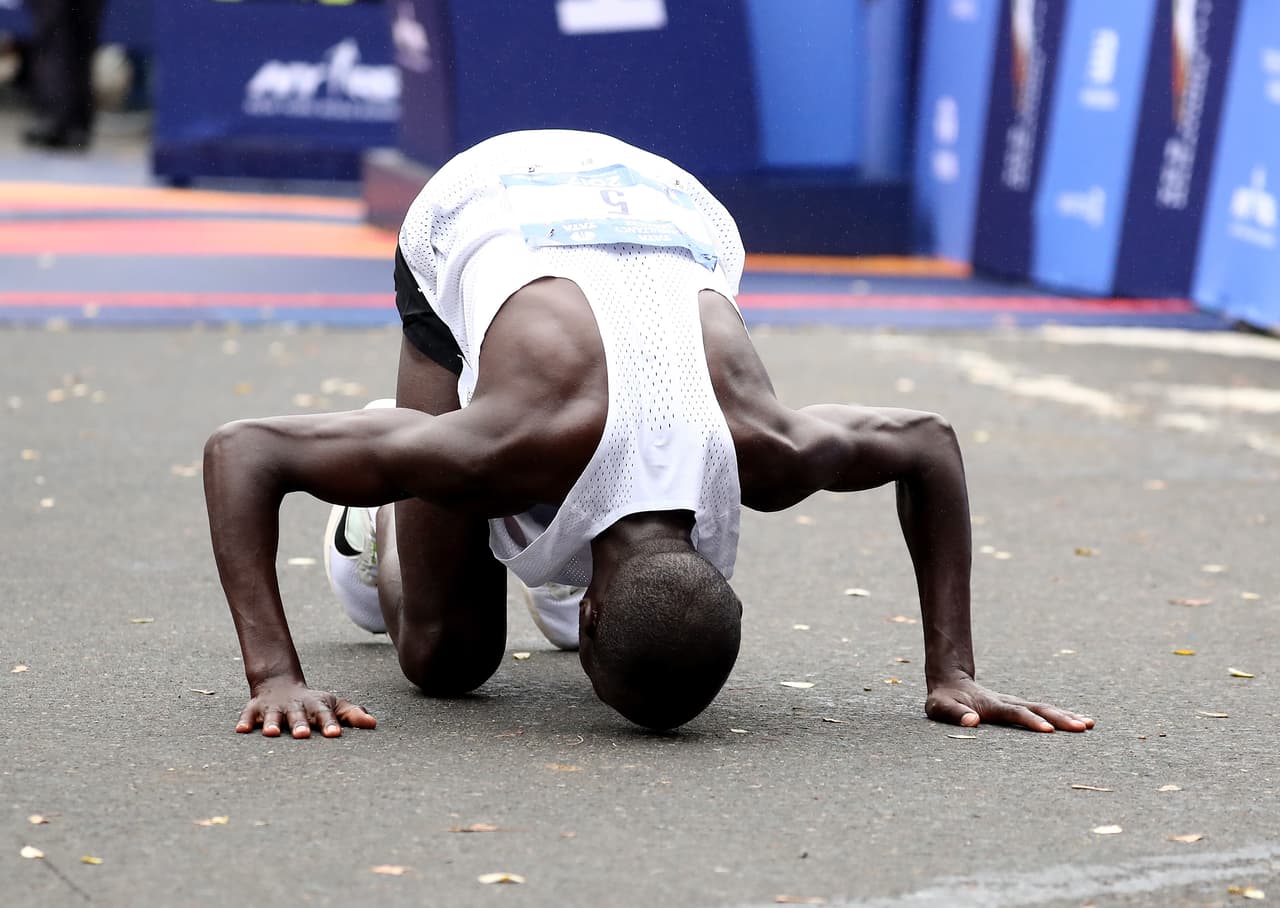 La victoria de Kamworor sorprendió porque el único antecedente de un triunfo suyo en un maratón data de 2012, cuando ganó en Berlín.