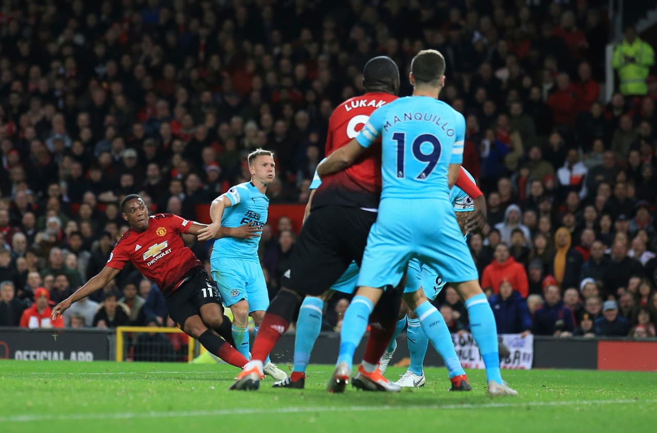 Tan solo seis minutos después las aregnas dieron resultado y en una combinación perfecta entre Pogba y Anthony Martial llegó el 2-2 para los locales.