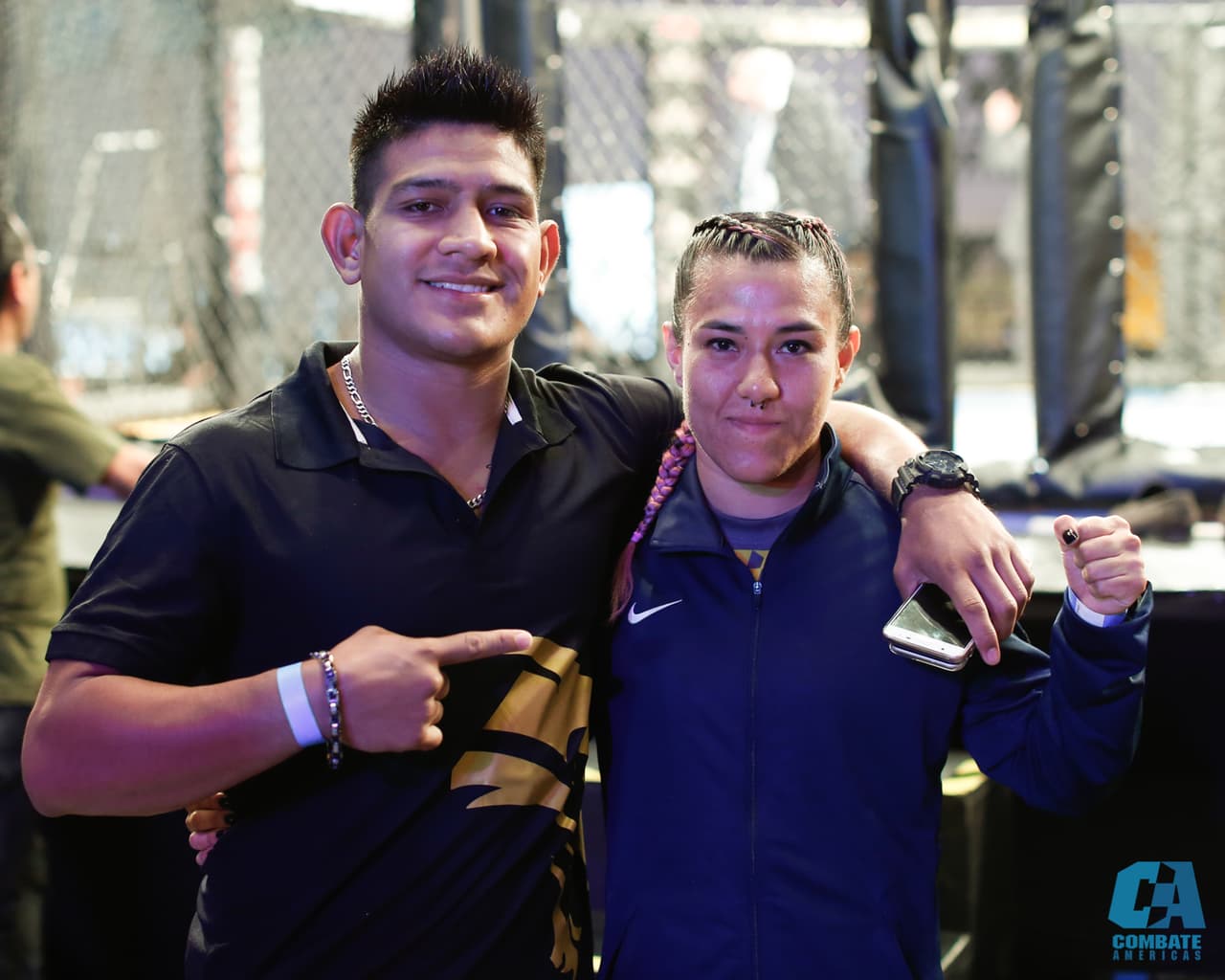 El colorido y la alegría, junto a los rituales y detalles en la intimidad de los atletas, fueron parte del Combate Américas en la fiesta de las artes marciales mixtas.