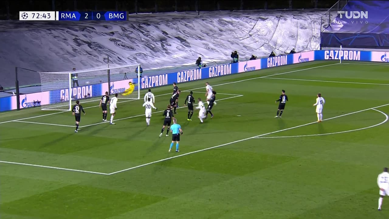 ¡TIRO ATAJADO! disparo por Sergio Ramos.