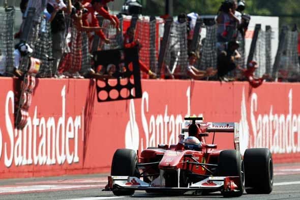 Alonso cruzó la meta con casi tres segundos de ventaja sobre Button y celebró con su equipo.