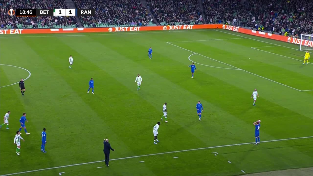 ¡El segundo del Rangers! Dessers convierte y está eliminando al Betis