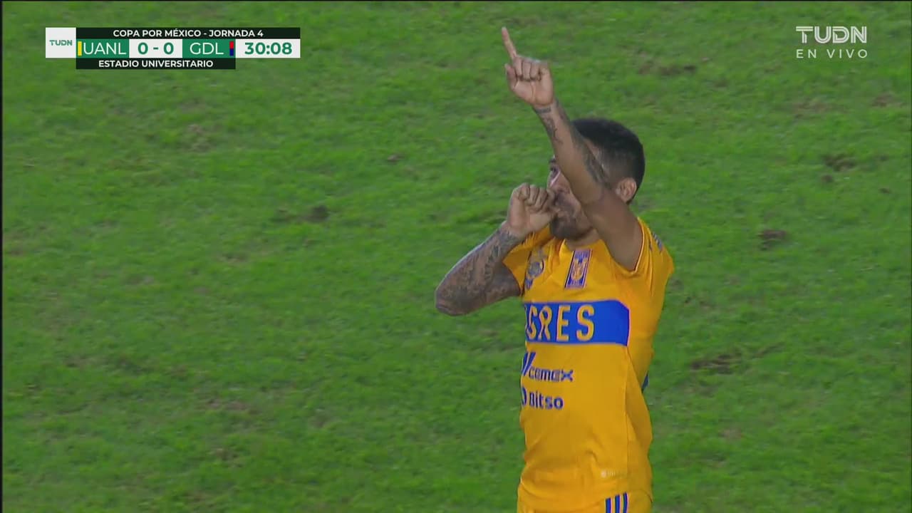 ¡Jiménez colabora! Disparo lejano de Aquino y Tigres marca el 1-0