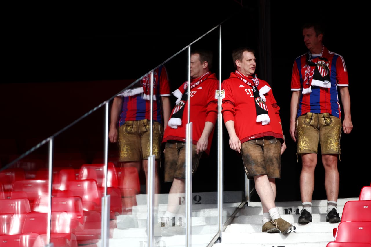 Los aficionados del Sevilla y los del Bayern Múnich se juntaron en el Ramón Sánchez Pizjuán para presenciar el duelo de cuartos de final de la Champions League. Mucho colorido, alegría y buen ambiente en la capital de Andalucía.