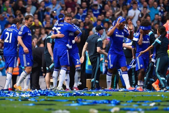 Los elementos del Chelsea también se dieron tiempo de festejar y agradecer a los aficionados que los apoyaron en el estadio.