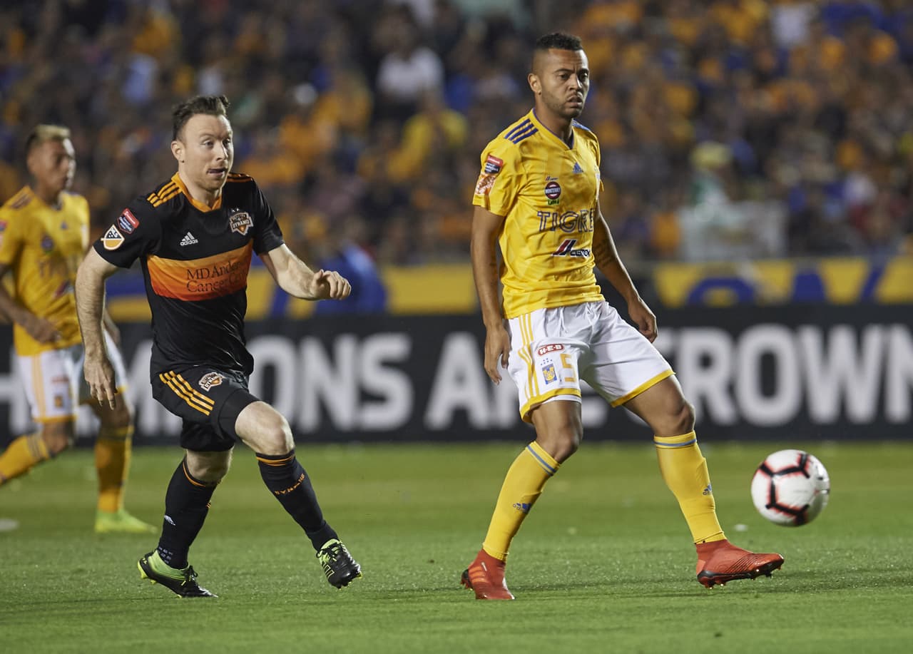 Los locales empezaron a hacerse con el control de las acciones en los minutos iniciales de este partido decisivo de la Liga Campeones.