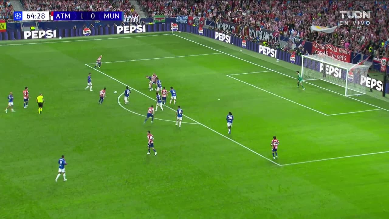 ¡TIRO ATAJADO! disparo por Álex Baena.