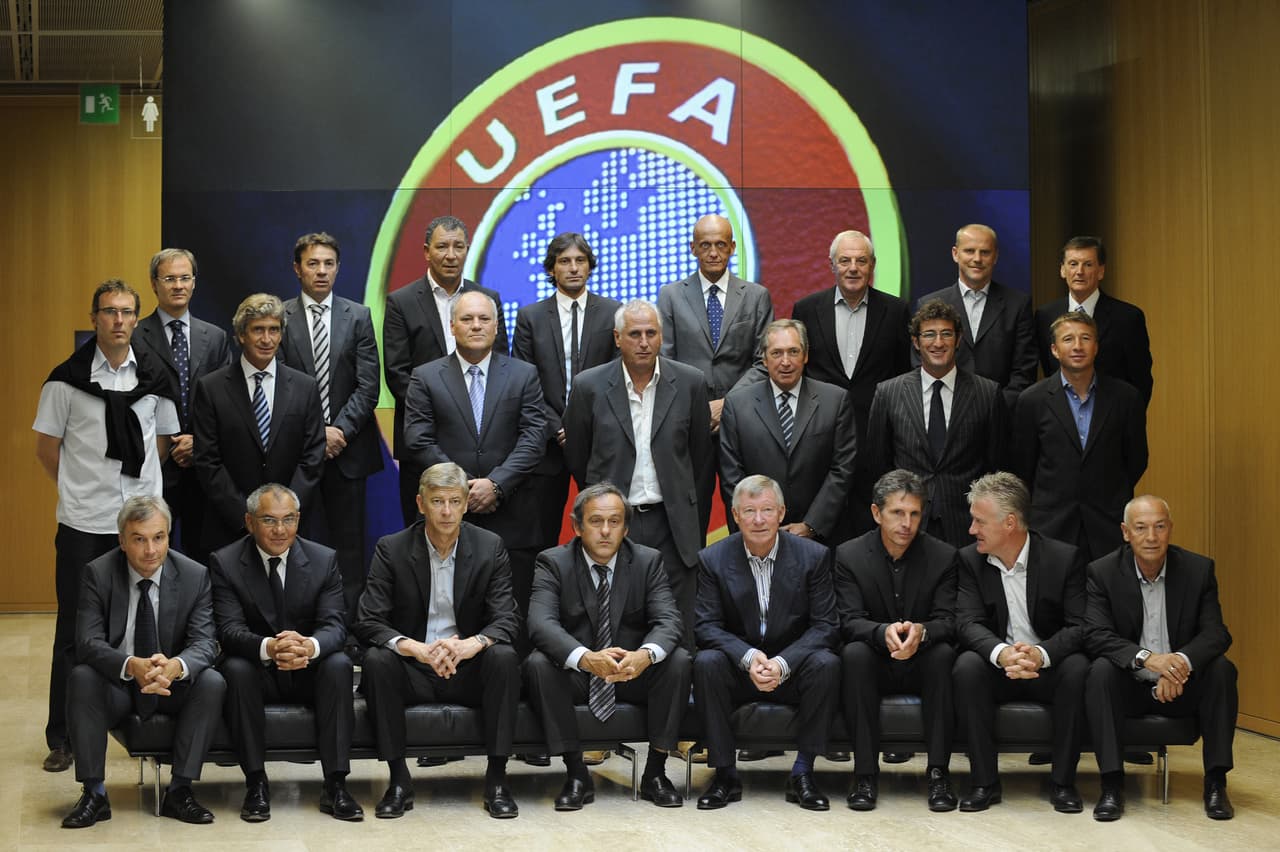 A la izquierda aparece Laurent Blanc, actualmente sin empleo, cuando dirigió al PSG.