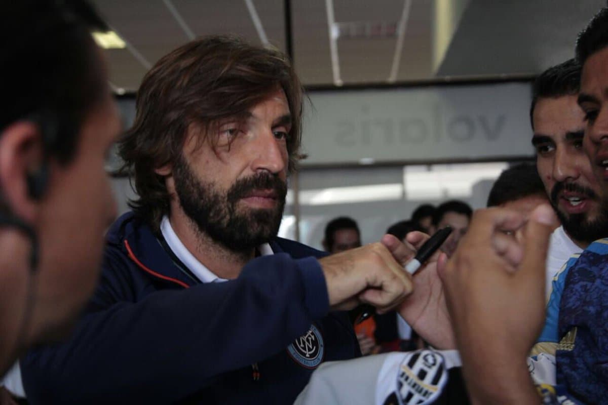 Andrea Pirlo firma autógrafos a la afición de Aguascalientes.