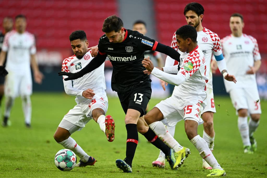 Leverkusen llegó a 36 puntos tras empatar en casa 2-2 con Mainz 05, quienes luchan por no descender.