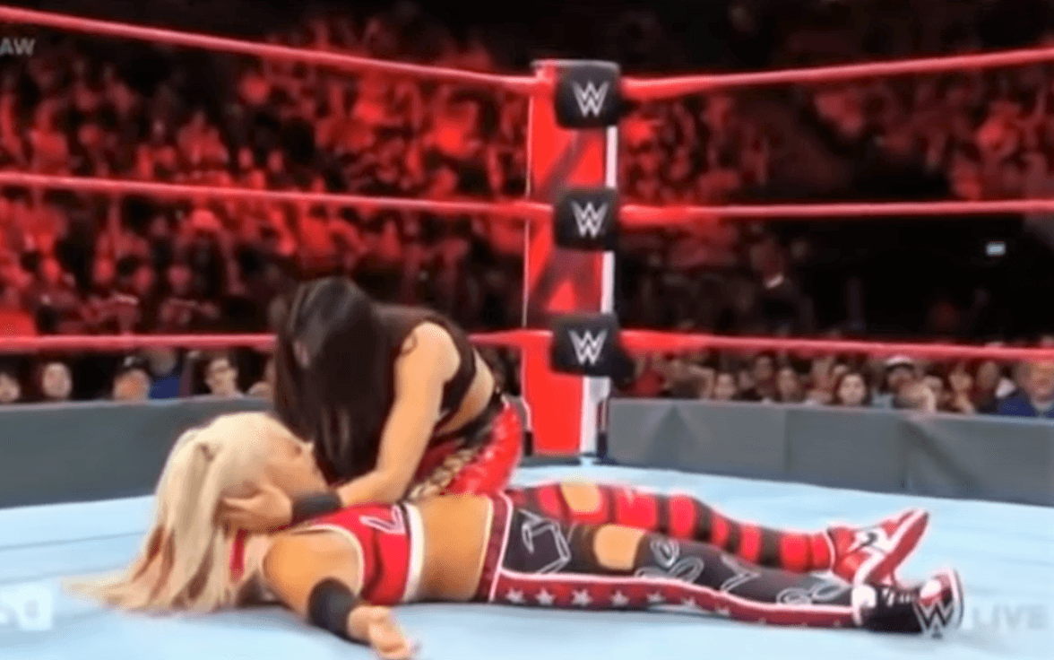 Se notó una preocupación legítima en Brie Bella porque ahí estando cerca se percató que Liv Morgan estaba mal. Algunos medios hablan de pérdida de la memoria de la diva de WWE.