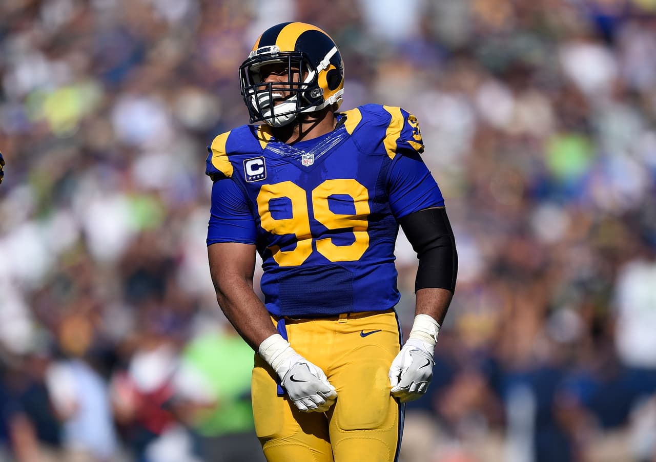<b>No. 15: AARON DONALD, DT Los Angeles Rams</b>
<br>Desde su entrada en la NFL en 2014, Aaron Donald ha comandado a todos los tackles defensivos con 28 sacks y lideró a la NFL este año con 31 golpes al quarterback (cinco más que cualquier otro jugador).