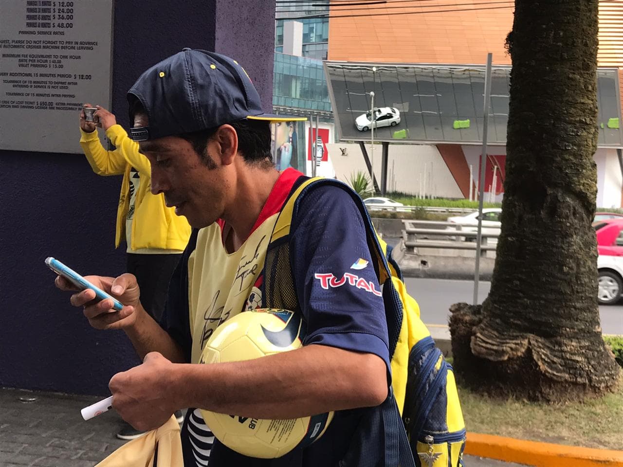 Decenas de americanistas se congregaron en el hotel para alentar al equipo previo a la final del futbol mexicano.