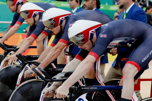 El equipo británico de ciclismo se adjudicó la medalla de oro en la final de la prueba de persecución por equipos varonil de los Juegos Olímpicos Río 2016, además de imponer récord mundial.