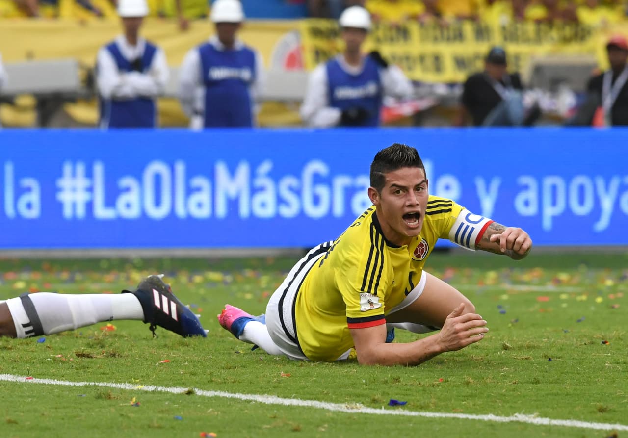 Justamente, el '10' de Colombia sufrió un golpe tras un intento de cabezazo en el área al momento de caer. Por fortuna para Pekerman no pasó a mayores, aunque ya es una lesión reiterada en Rodríguez.