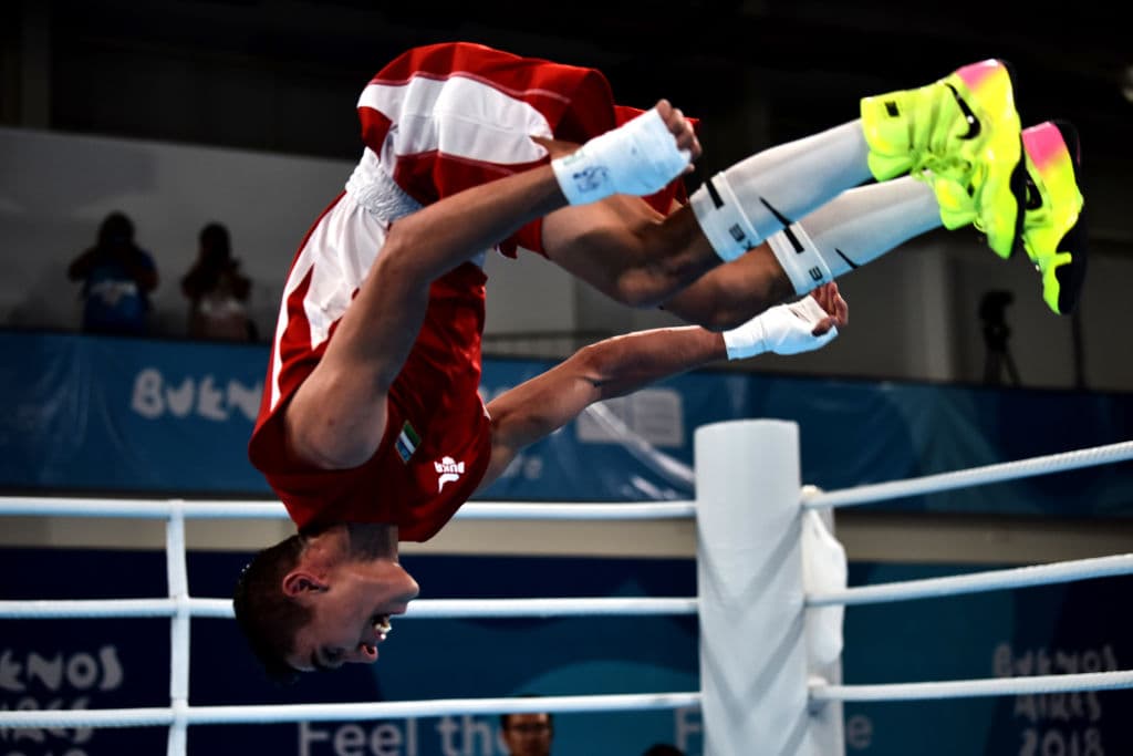 Festejo redondo. Abdumalik Khlokov de Uzbekistán celebra con una cabriola tras vencer al ucraniano Maksym Halinichev para apoderarse de la medalla de oro en la categoría superwélter.