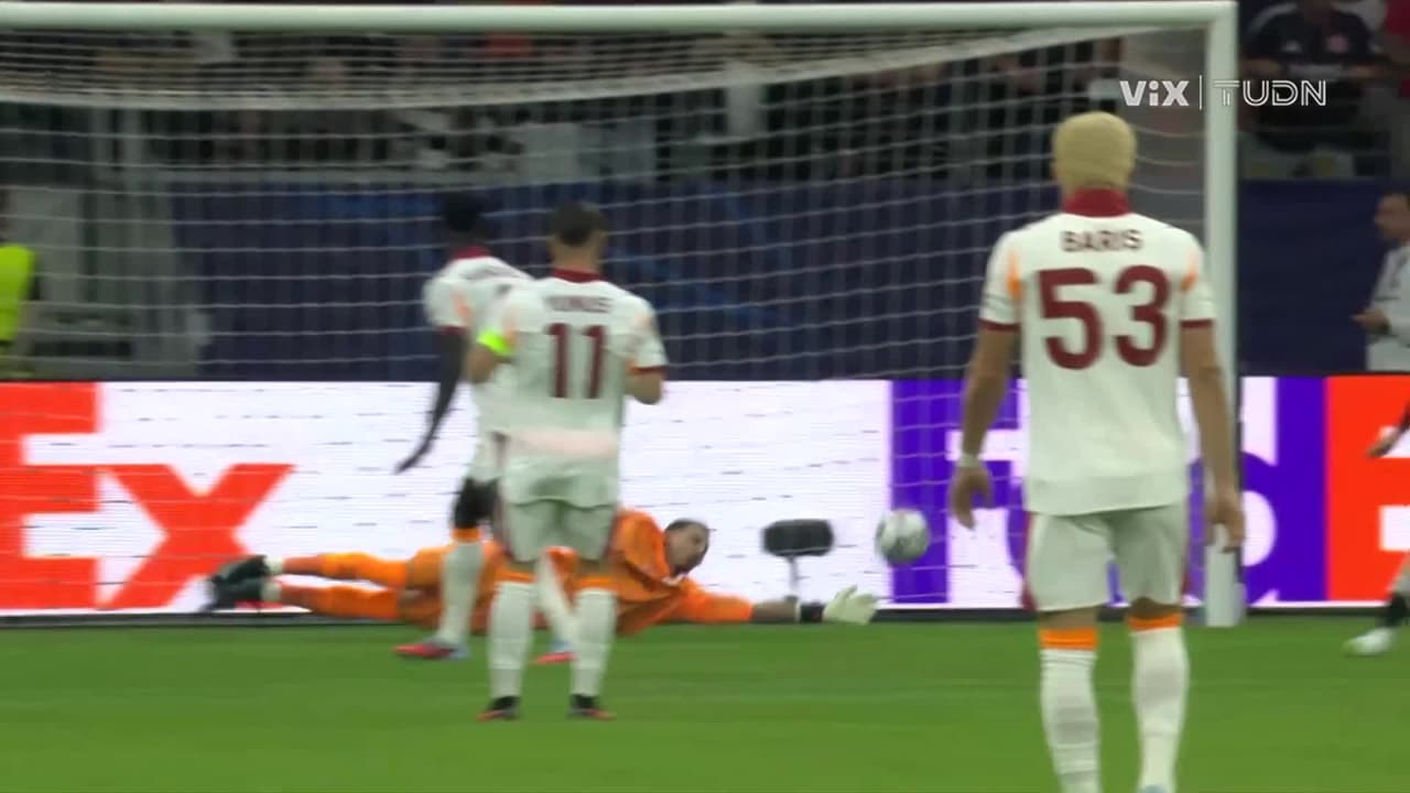 ¡Excelsa atajada de Ugurcan Çakir! Knauff buscaba el gol del Frankfurt