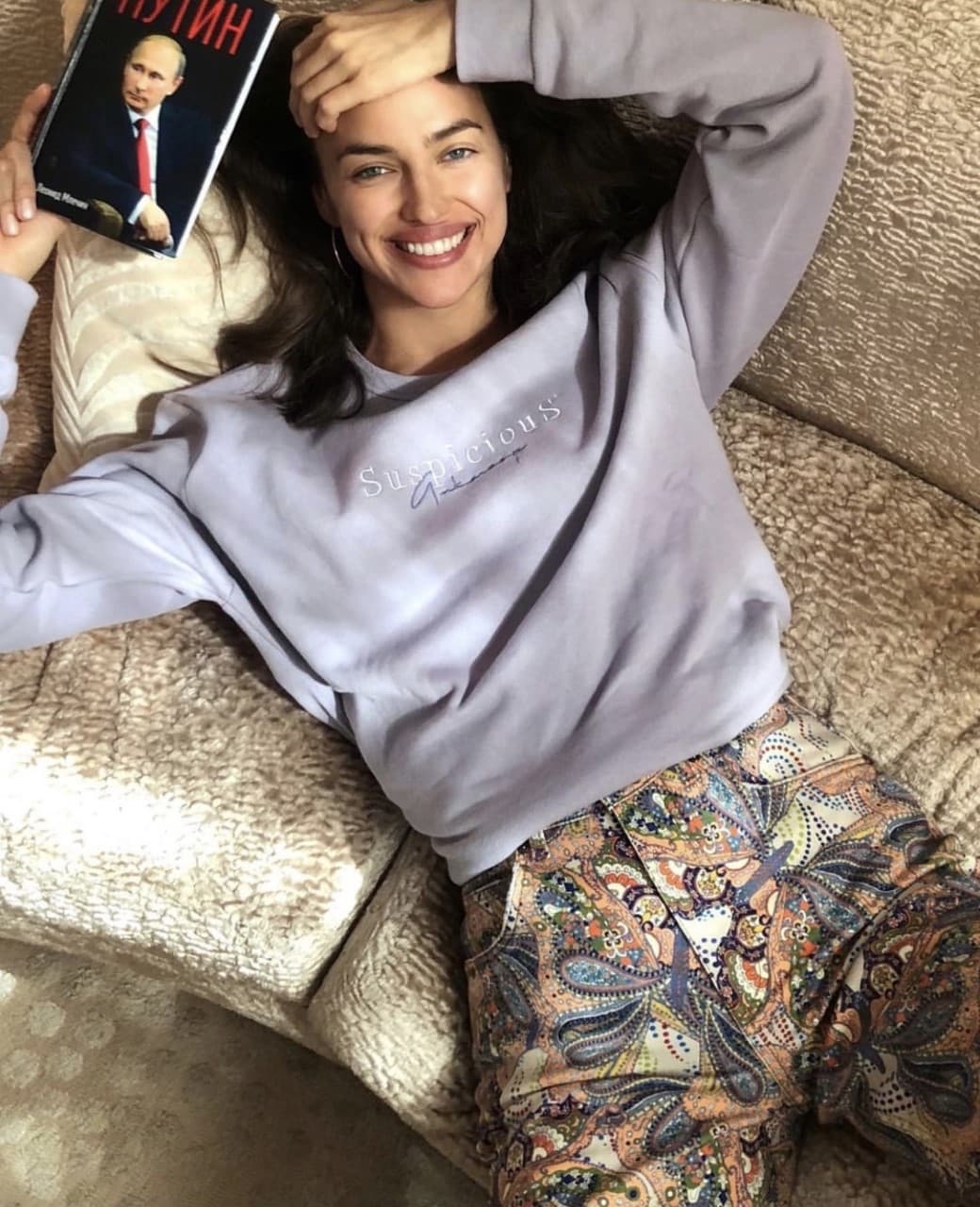 La modelo también tuvo un amorío con el actor Bradley Cooper con quien ya tiene una hija aunque terminaron en 2019.