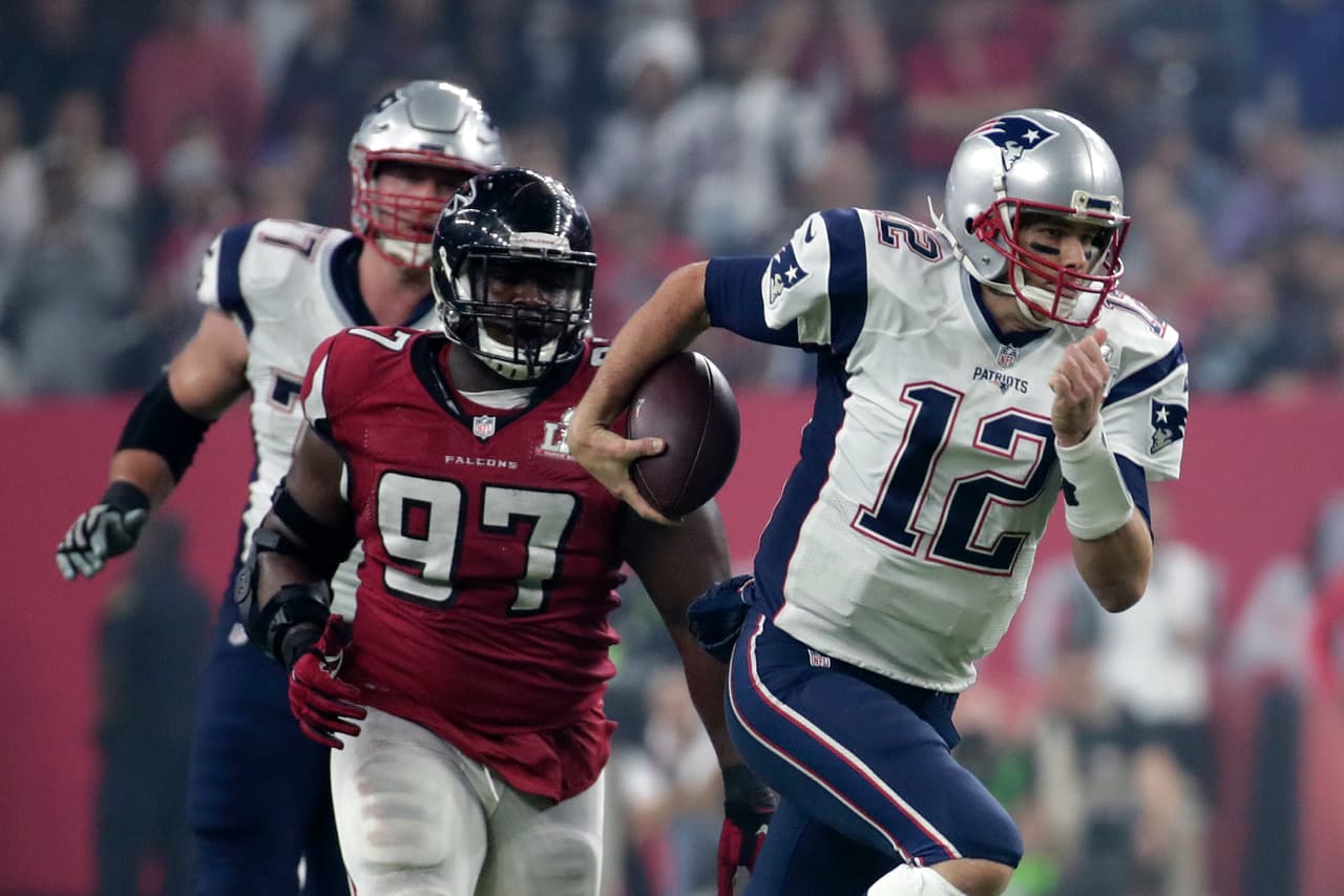 Entonces vino una jugada donde Tom Brady mostró tamaños. Era 3a y 8 por avanzar en la 35 de Atlanta y, tras no encontrar receptor, el QB de 39 años corrió por el centro 15 yardas para darle el primero y diez a sus compañeros y seguir a la ofensiva.