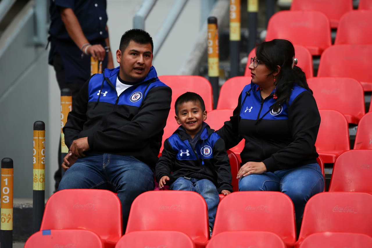 Los fanáticos de Cruz Azul en el Estadio Azteca a minutos del juego contra Monarcas Morelia por la Jornada 17 del Clausura 2019.