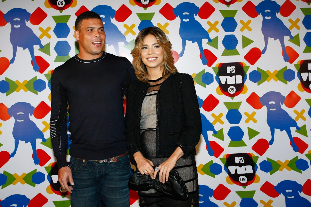 La vida amorosa de Ronaldo Nazario también ha sido problemática, con una escándalo con travestis tras la ruptura con María Beatriz y la posterior separación de la que es madre de uno de sus hijos.