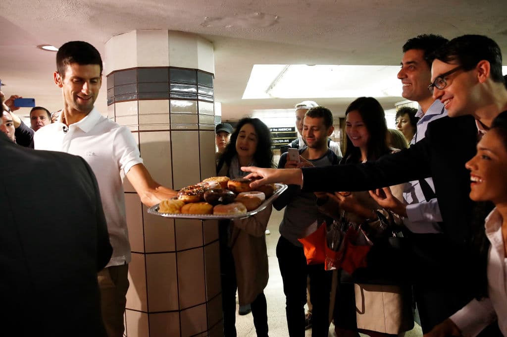 Novak Djokovic y Naomi Osaka recorrieron Nueva York en una exhibición de su reinado como campeones del US Open de tenis, en un momento que sirvió para compartir con los fanáticos.