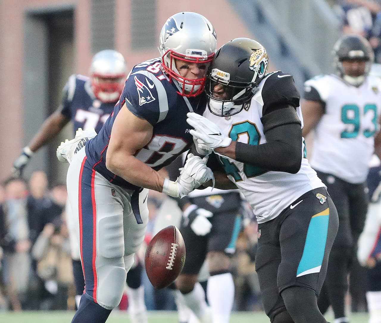 La mala noticia para los Pats fue la lesión de Rob Gronkowski, quien tras esta jugada en el segundo cuarto tuvo que salir del encuentro para seguir el protocolo de conmociones de la NFL.