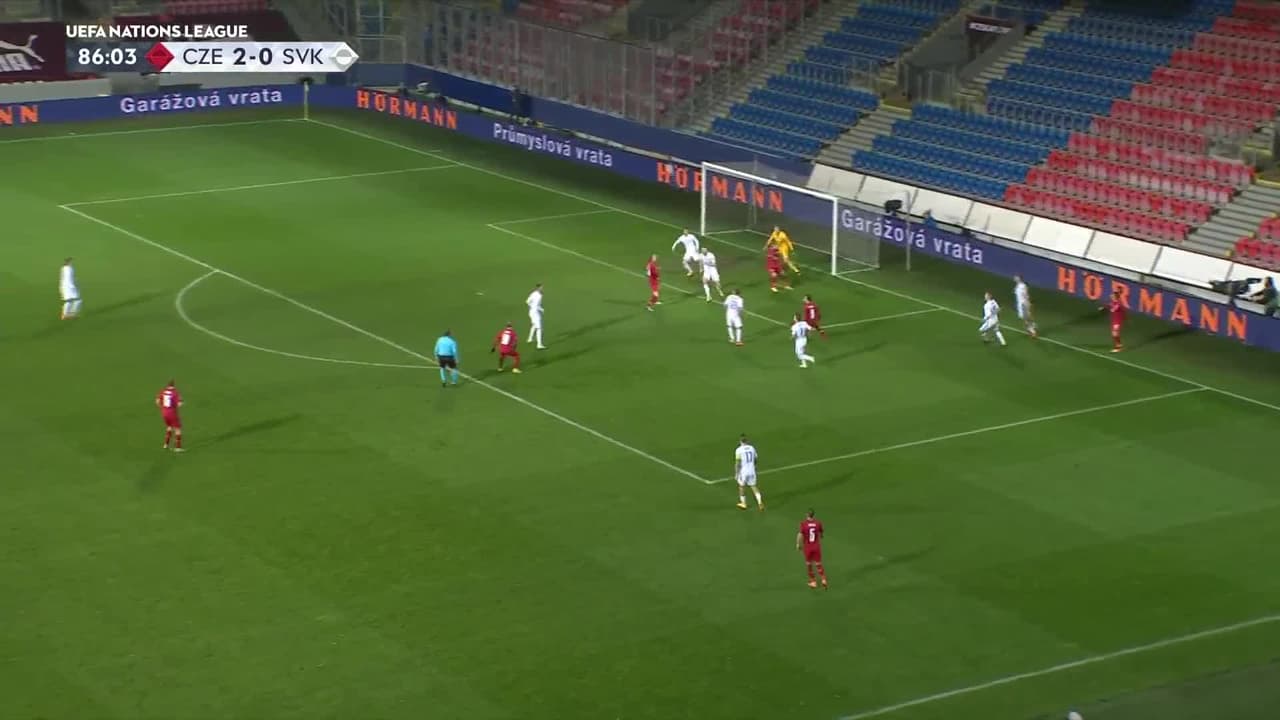 ¡TIRO ATAJADO! disparo por Matej Vydra.