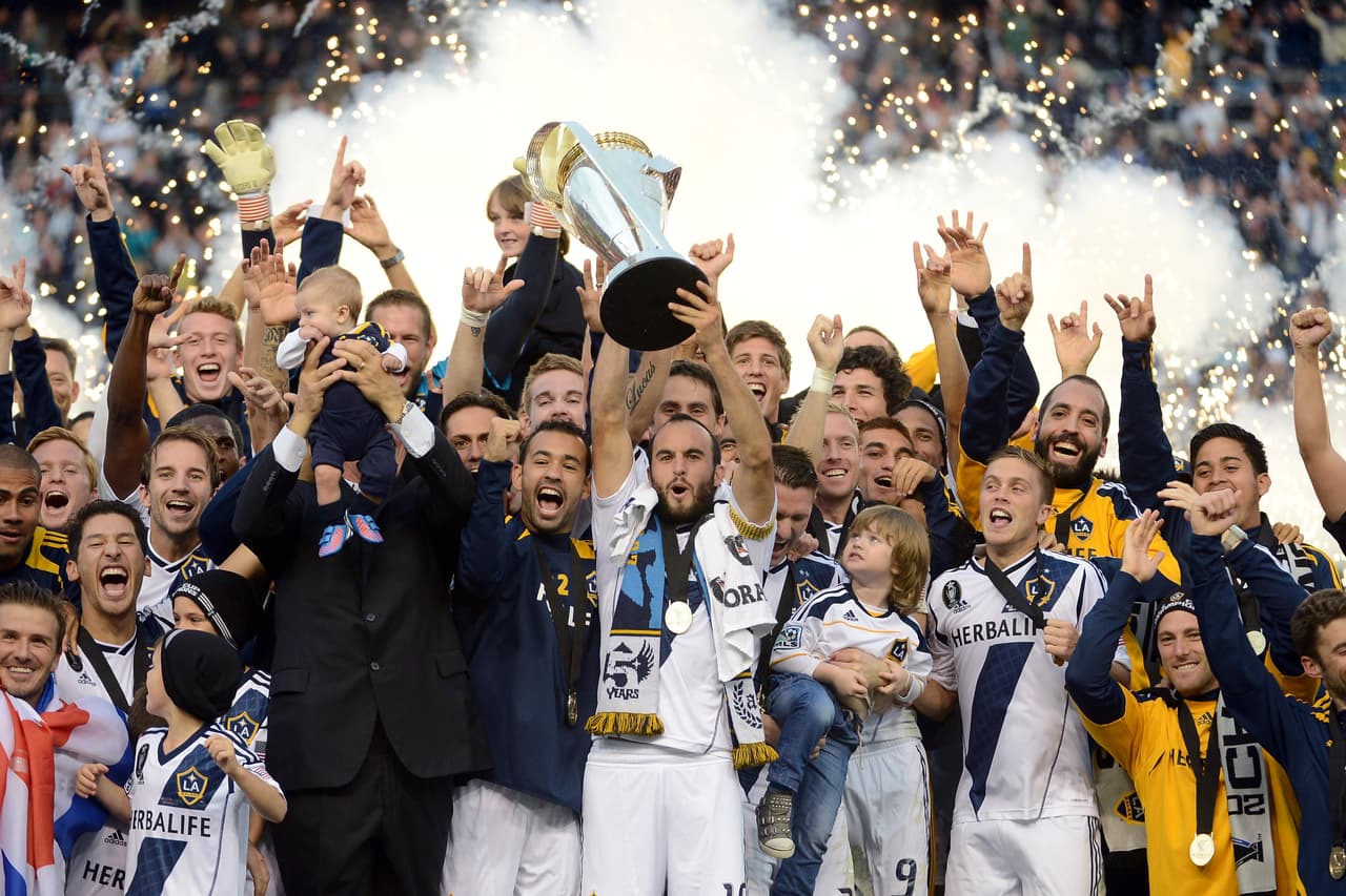 La dinastía de LA Galaxy empieza a tomar forma con otro nuevo trofeo Philip F. Anschutz. Donovan, ahora con barba, lo pone en lo más alto.