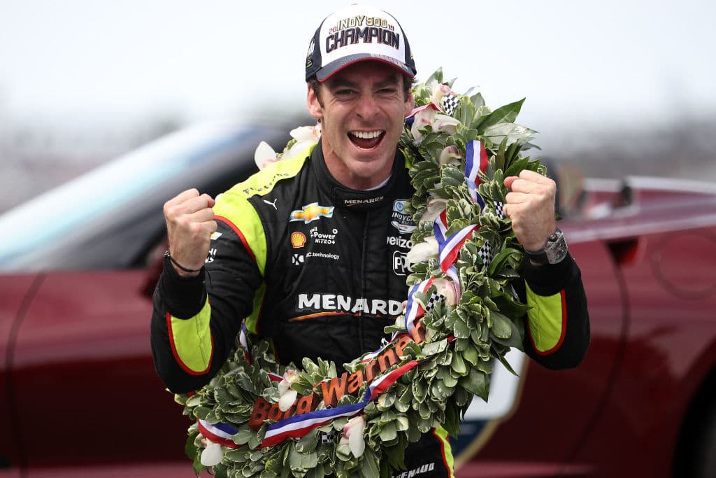El francés Simon Pagenaud lideró en 116 de las 200 vueltas para coronarse campeón de la edición 108 de la carrera que corresponde a la IndyCar Series. Pagenaud es el primer francés desde que lo hiciera Rene Thomas en 1914. En Indianapolis se registran cinco ganadores franceses, aunque Gil de Ferran en 2003 y Gaston Chevrolet en 1920, aunque nacieron en Francia, se les tiene tomados en cuenta como de otras nacionalidades. Estas son las mejores imágenes de la carrera y los festejos de Pagenaud del equipo de Roger Penske.