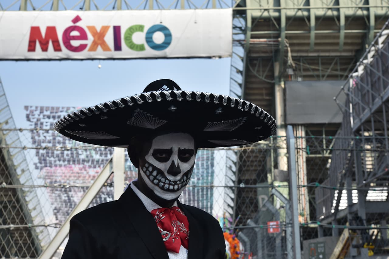 Los disfraces típicos de la tradicional celebración del Día de los Muertos se tomó la previa del Gran Premio de México en la Fórmula 1, con un colorido que le dio un condimento especial.