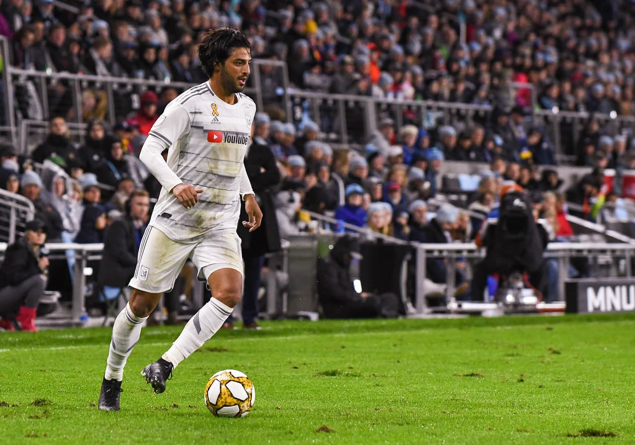 Carlos Vela sigue su romance con el gol y las definiciones ‘champagne’ a flor de piel. El crack de LAFC marcó a media semana y nuevamente el domingo para alcanzar la cifra récord de 31 goles en una sola campaña de la MLS. En el proceso, llevó al cuadro angelino a conquistar su primer título oficial vía asegurar el superliderato.