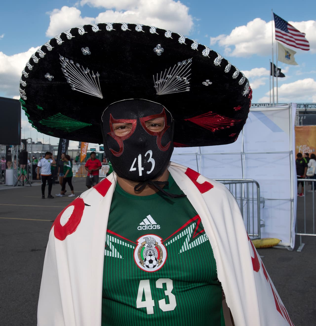Cuernos, máscaras de lucha libre, maquillaje, banderas y disfraces fue sólo un poco del folclor vivido durante el partido amistoso del Tri.