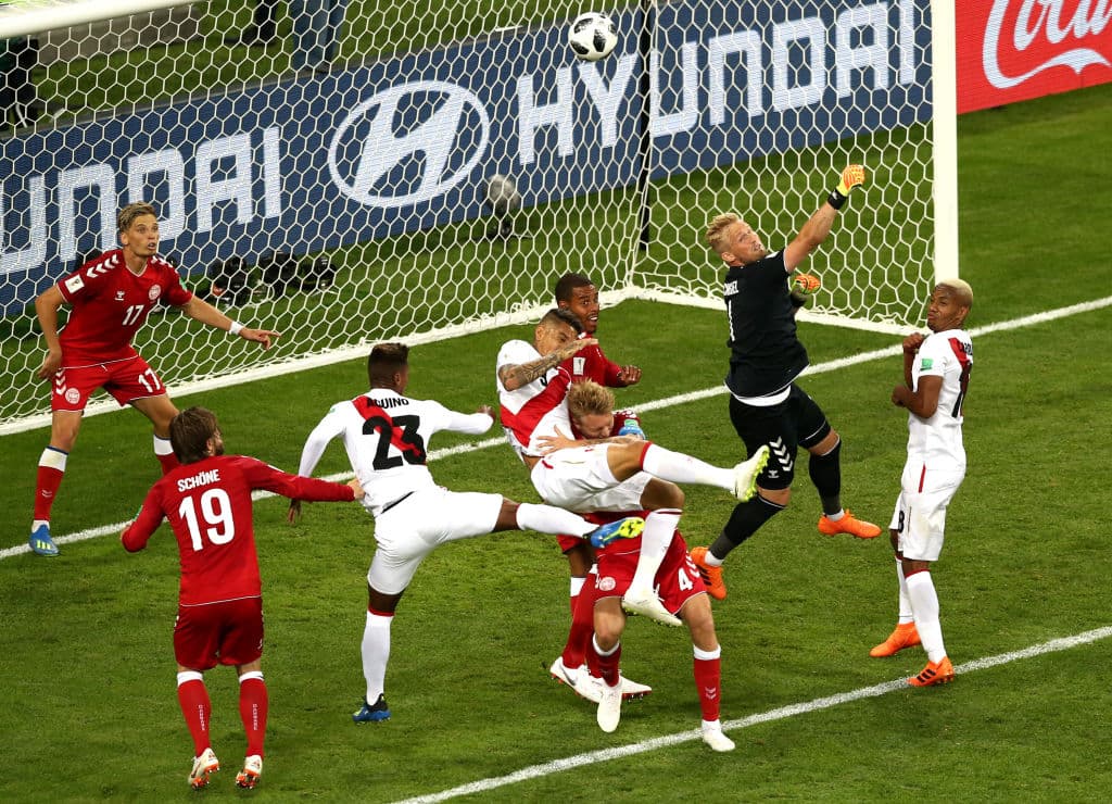 Shcmeichel, a quien Dinamarca le debe el triunfo, aquí sacando del área una pelota muy peligrosa. Perú 'murió' con honor, con la cara en lo alto y luchando hasta el último minuto, como en esta acción.