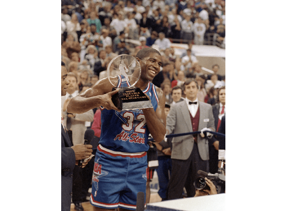 En 1992, este fue el jersey usado en el juego All-Star, el azul eléctrico usado resalta con la tipografía muy estilo power point. Definitivamente entra en nuestros favoritos.